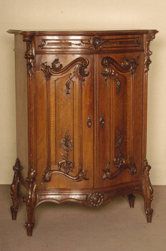 Vertiko, deutsch, um 1870, Rokokostil, Korpus Weichholz, Nußbaumfurnier, auf Rahmen gearbeitet, gespiegelt, gebogene Front und Schublade, mit ...