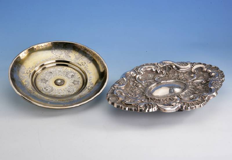 Anbietschale, Wien um 1860, 800er Silber, teilvergoldet, Breitrand: mit Rocaillen und Laubgewind, in Kartuschen Darstellung von Putten mit ...