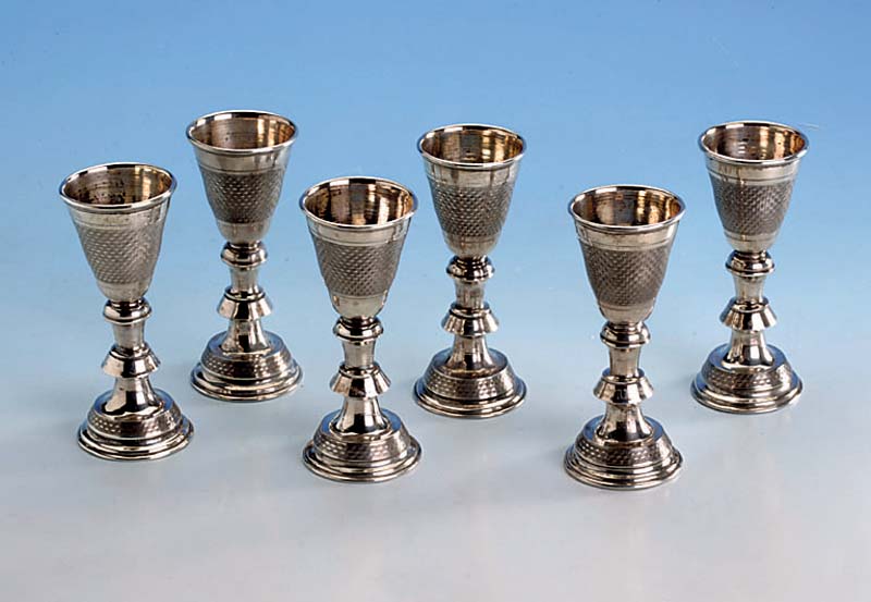 6 Wodkabecher, Östereich um 1865/70, 800er Silber, Meistermarke SH unged., reich guillochiert, ca. 320 g, H. ca. 11 cm, Gebr.-sp.