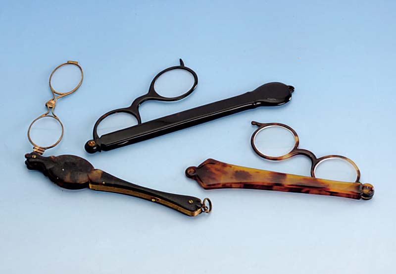 Konvolut 3 Lorgnons, Frankreich 1860-1890, Schildpatt und Horn, 1 x Brillenteil Metall, altersbed. Gebr.-sp., sammelw.