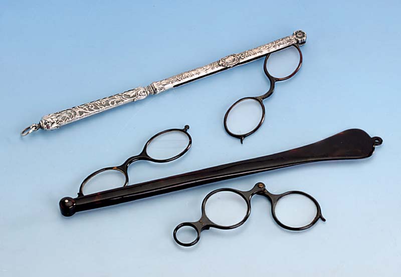 Brille, Schildpatt um 1800/1810, zusammenklappbar, orig. GlÄser, Griff min. besch., Gebr.-sp., in der Lit Ähnl. abgebil- det, selten