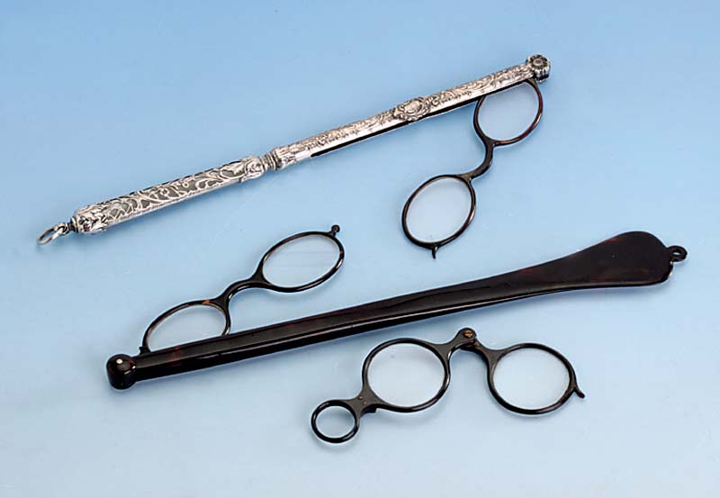 Lorgnon, Frankreich um 1890, Griff Silber, z.T. mit Perlmuttunterlegung, Brillenteil um 1830, Schildpatt, L ca. 24 cm, sammelwÜrdig, selten