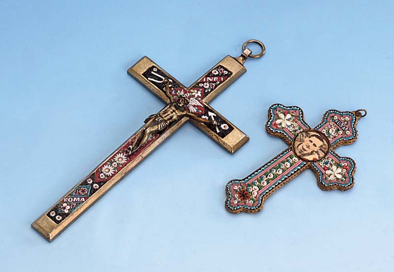 Konvolut 2 Kreuze Italien um 1900, Mikromosaikarbeiten, 1 x mit Photoeinlage, Gedenkkreuz, 1 x mit vollplastischem, aufgelegtem Jesus, beide bez. ...