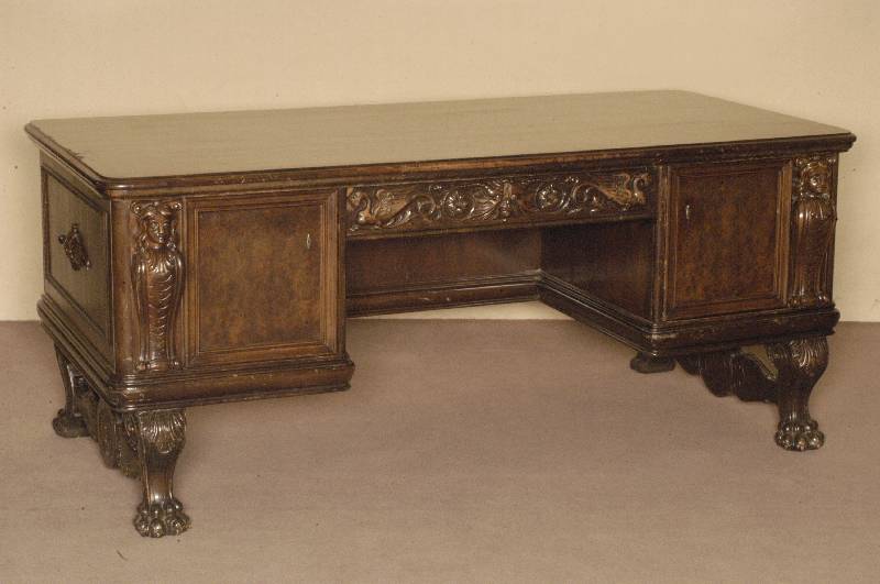 Schreibtisch bzw. Bureau plat, nach florentinischem Vorbild, Korpus Weichholz/Hartholz, kaukasisch Nußbaumfurnier z.T. gespiegelt verlegt, ...