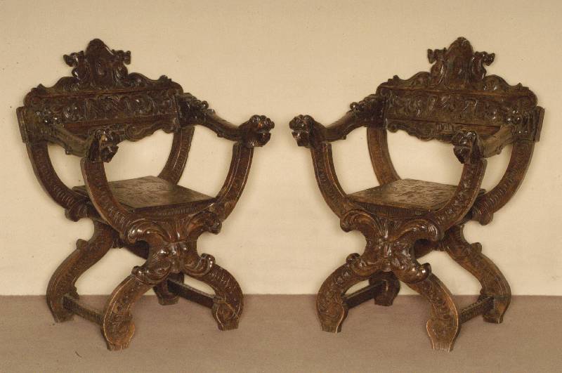 2 sogenannte Scheren- bzw. LutherstÜhle, um 1880/90, nach florentinischem Vorbild von 1590/1620, Nußbaum massiv, Flachschnitzereien aus dem ...