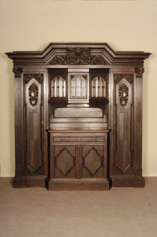 Spiesezimmer, deutsch, um 1900, bestehend aus Buffetschrank, Kredenz, Tisch und 6 StÜhle , Eiche, Buche und Weichholz massiv, Front und Seiten auf ...