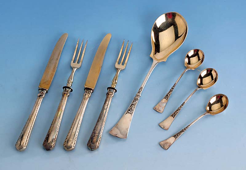 Obstbesteck Lutz & Weiß Pforzheim um 1910/15, Griffe 800er Silber, Nutzteile Stahl, be- stehend aus 12 Gabeln und 12 Messer, im Etui "N. ...