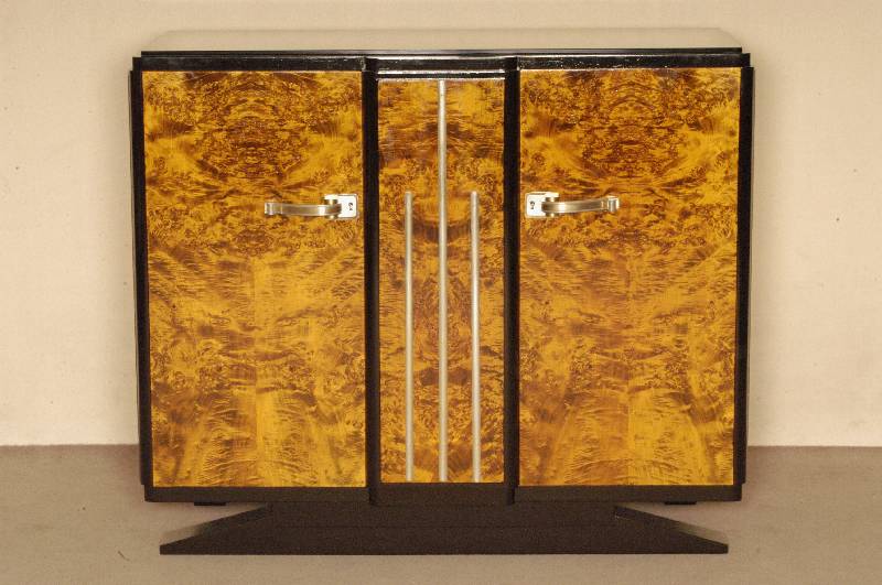 ArtDeco-Sideboard, Frankreich/Paris um 1930, vornehmlich in Wurzelholz in gespiegeltem Bild furniert, teilweise ebonisiert, Kanten elegant gerundet ...