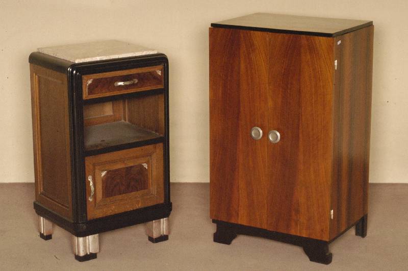 ArtDeco-Beistellschrank, Frankreich, um 1920, Eiche massiv, Nußbaum furniert, teilweise ebonisiert, einige Elemente silberfarben gefasst, Korpus ...