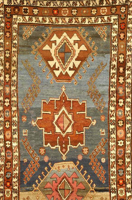 Azerbaidjan Alt, um 1900, Wolle auf Wolle, ca. 452 x 120 cm, Schätzwert: 3500.- EURO, EHZ: 4, sehr seltenes Ma?, sehr interessanter verlauf des ...