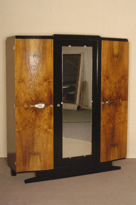 ArtDeco-Schrank, Frankreich, um 1920, kaukasischer Nußbaum (vornehmlich Wurzelholz) in gespiegeltem Bild furniert, zum Teil schwarz abgesetzt, ...