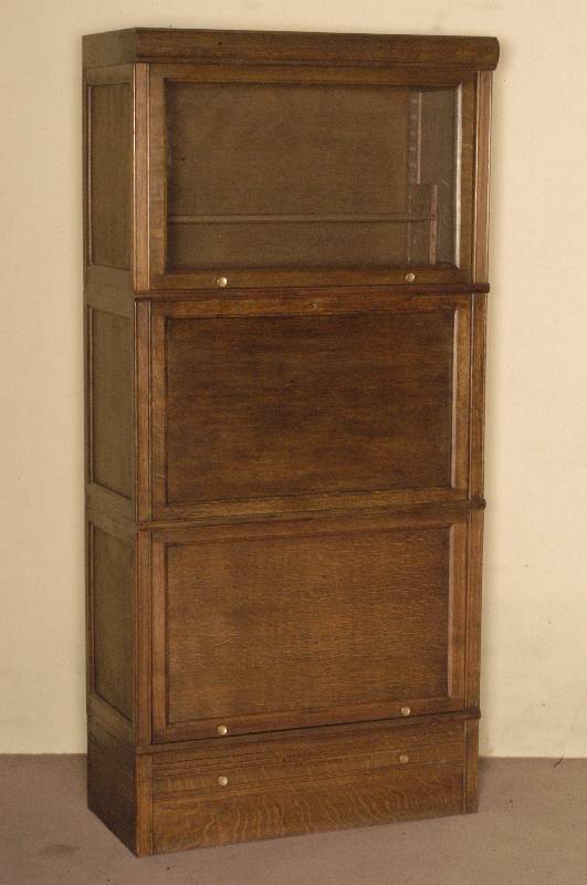 BÜcherschrank/Bookcase, England um 1920, Eiche massiv, MessingbeschlÄge, patentiert unter der Bezeichnung "elastic book case", ...