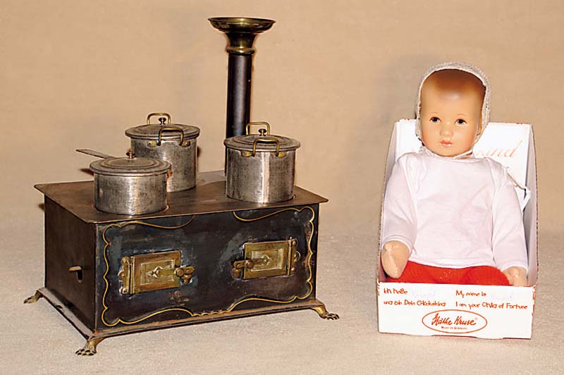 Kinderherd, Gebr. Bing NÜrnberg, um 1900, geschwÄrztes Blech mit MessingtÜrchen, auf vier KlauenfÜßen stehend, mit drei TÖpfen, ...