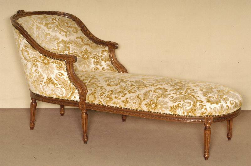 Chaiselongue, nach franzÖsischem Vorbild von 1770/80, Nußbaum massiv, Schnitzereien aus dem Vollholz AkanthusblÄtter, Rosen und gewundene ...