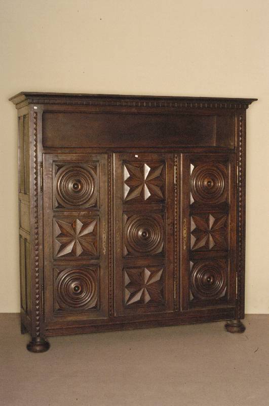 Vielzweckschrank, um 1900, Eiche und Weichholz, dreitÜriges MÖbel mit geometrisch eingelassenen Stilelementen, Kopfteil als gestufte ...