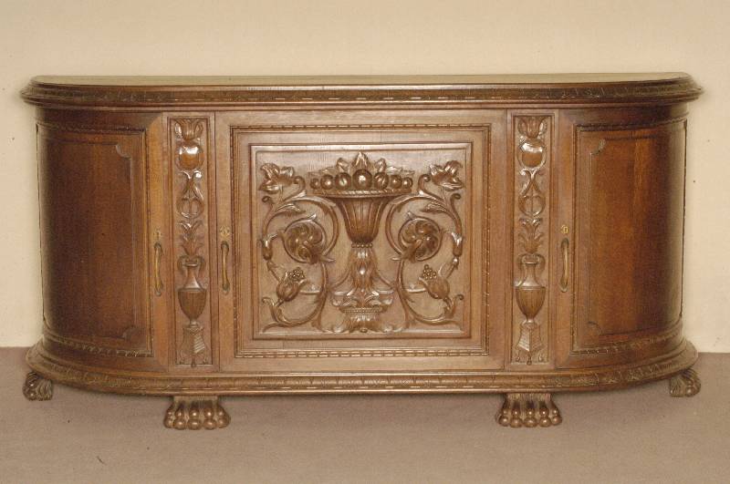 Große Anrichte, deutsch, um 1910, Eiche massiv, dreitÜrig, SeitentÜren 1/4 gebogene Form, MitteltÜr mit aufwendiger Schnitzerei aus dem vollen ...