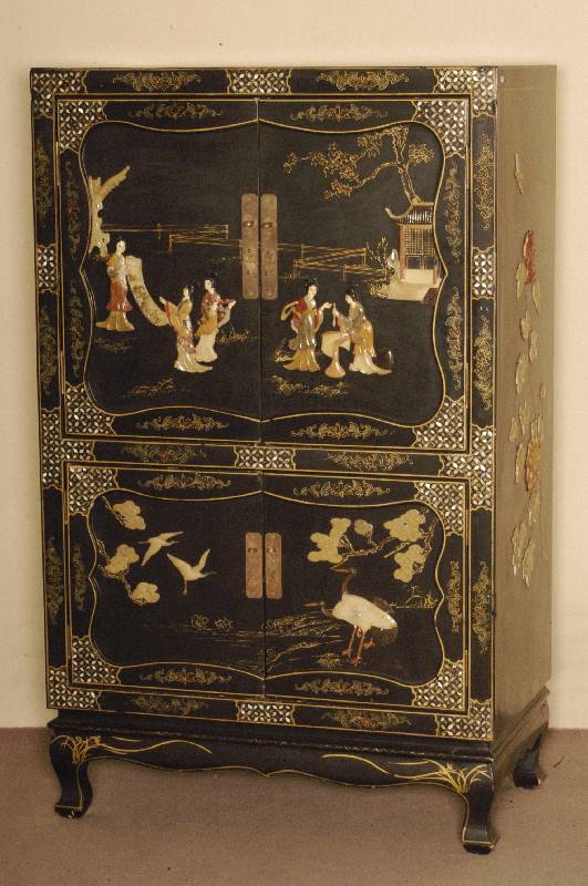 Schrank, Japan, aus altem Holz gearbeitet, Tropenholz massiv, schwarz gefaßt, Front und Seiten Darstellungen und Motive aus dem Lebensalltag, ...