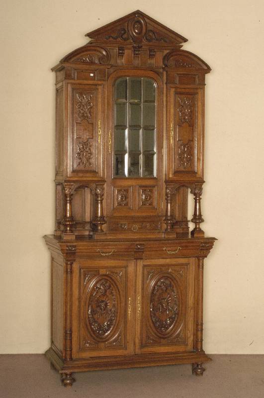 Aufsatzbuffet, Belgien, um 1900, Eiche massiv, Oberteil dreitÜrig, SeitentÜren mit floraler Schnitzerei, große MitteltÜr facettiertes ...