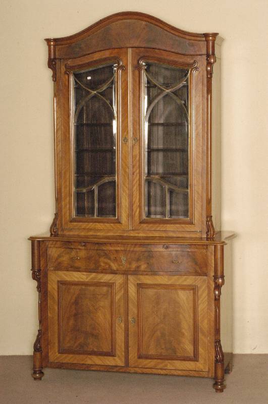 Glasaufsatzkommode, deutsch, um 1860, Korpus Weichholz, Nußbaum- bzw. Wurzelnußfurnier, zweiteilig, Oberteil mit geschwungenem Kopfteil, zwei ...