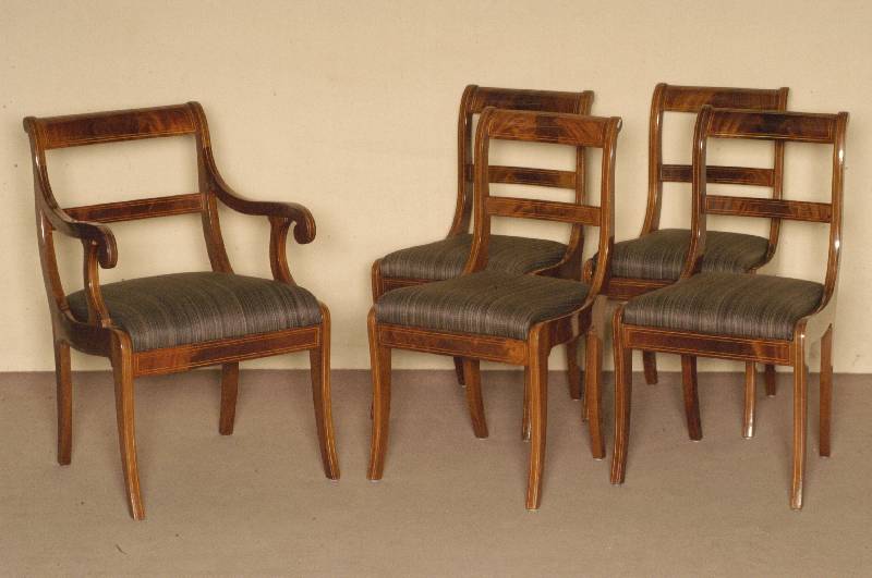 Sitzensemble, England, im Stil von 1820, bestehend aus Armlehnstuhl und 4 StÜhlen, Mahagoni massiv, Mahagonifurnier, Seiten elegant geschwungen, ...