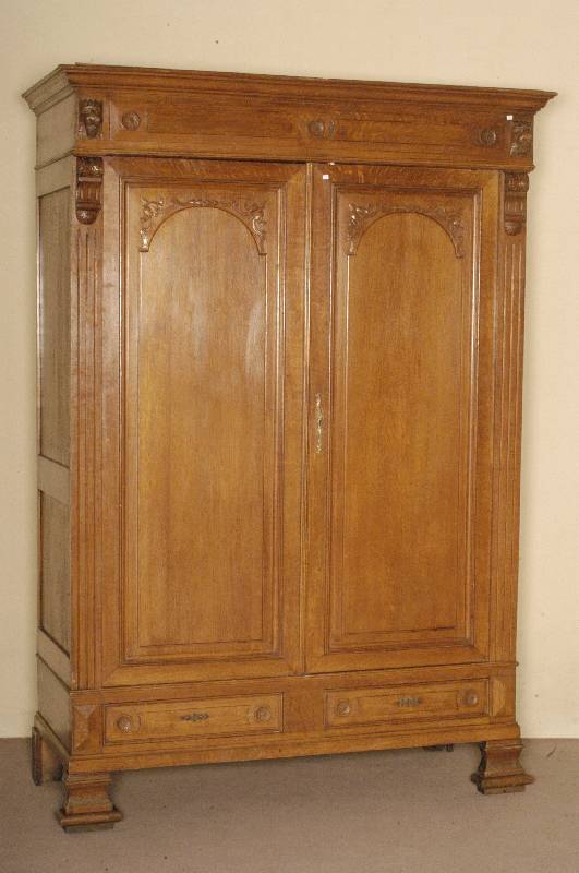 Schrank, deutsch, um 1900, Eiche massiv, zweitÜriges MÖbel, TÜrinlets mit sparsamer floraler Schnitzerei, Rahmenprofilleiste, Kopfteil zwei ...