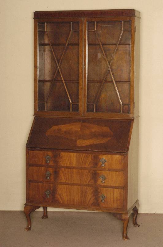 AufsatzsekretÄr, England, um 1920, Jugendstil, Korpus Weichholz, Nußbaum- und Mahagonifurnier, Front mit 3 Schubladen und SchrÄgklappe, ...