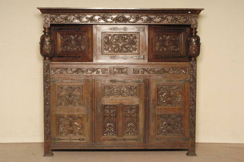 Vielzweckschrank, England, um 1900, im Stile von Tudor um 1700, Eiche massiv, Oberteil 3 -tÜrig, TÜrinlets floral geschnitzt, schmiedeeiserne ...