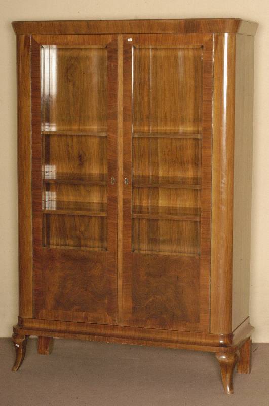 Vitrine, deutsch, um 1920, ArtDeco, Korpus Weichholz, Kirschbaumfurnier, zweitÜrig, 3/4 verglast, facettiertes Glas, MÖbel in schlichter ...