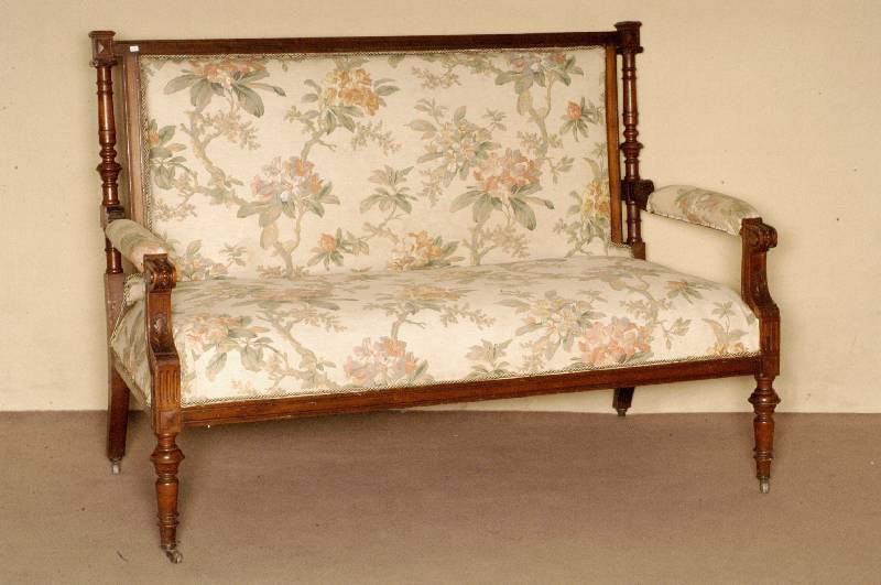 Sofa, deutsch, um 1890, GrÜnderzeit, Rahmengestell Nußbaum massiv, zwei gedrechselte VollsÄulen, sparsame florale Schnitzerei, Stoffbezug und ...