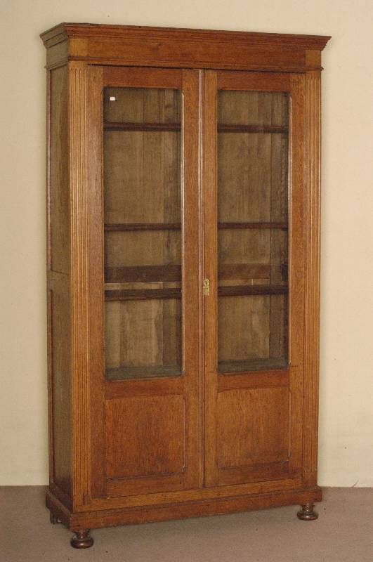 BÜcherschrank, deutsch, um 1900, Eiche massiv, auf gedrÜckten KugelfÜßen, zwei TÜren 3/4 verglast, gestufte Kranzleiste, LÄngsnutenprofil, ...