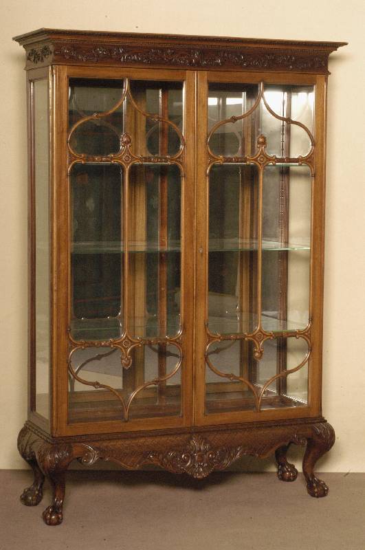 Prunkvitrine, deutsch, um 1900, Korpus Nußbaum massiv, z.T. furniert, gebogene Beine, in Tatzen auslaufend, 2 TÜren verglast und versprosst, ...