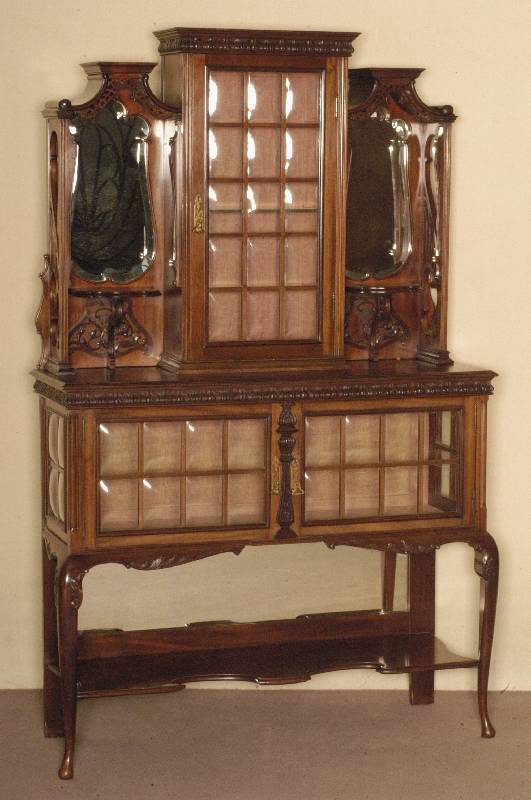 PrunkschrÄnkchen, England, um 1890, Chippendalestil, Korpus Weichholz, Mahagoni massiv, gebogene Hochbeine, dazwischen ablage, RÜckwand ...