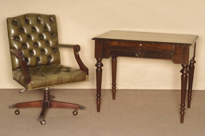 KapitÄnsstuhl, England, um 1960, Sheratonstil, Mahagoni massiv, grÜnes Rindsleder, genoppt und geheftet, Untergestell auf Rollen, drehbar, Leder ...