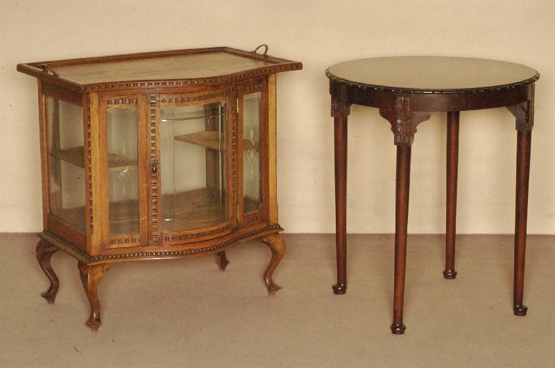 Runder Beistelltisch, England, um 1890, Mahagoni massiv, Mahagonifurnier, auf 4 Hochbeinen, umlaufende Zarge furniert, elegantes BeistellmÖbel, ...