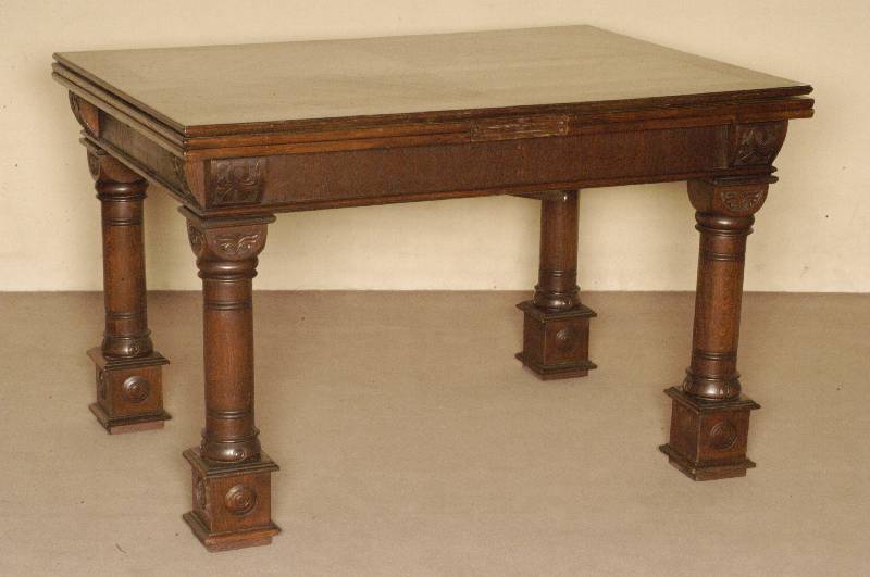 Großer Ausziehtisch, deutsch, um 1900, im gothischen Stil, Historismus, Eiche massiv, z .T. furniert, auf gedrechselten Beinen, oben mit ...