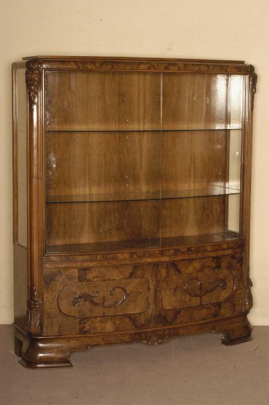 Vitrine, deutsch, um 1920, ArtDeco, Korpus Weichholz, Nußbaumfurnier, z.T. Wurzelnußfurnier, gebogene Front, FÜllungen mit aufgesetzten ...