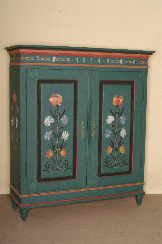 Gaderobenschrank, deutsch, datiert 1814, Weichholz massiv, blau gefaßt, Bemalung mit BlÜtenmotiv, dies wohl um 1960 erneuert, eckige FÜße, ...