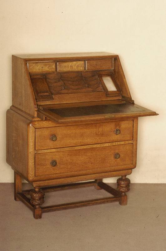 SekretÄr, England, um 1920, Eiche massiv, z .T. furniert, gedrechselt und geschnitzte Beine, verstrebt, abgerundete Ecken, 2-schÜbig , ...