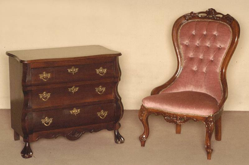 Stricksessel, Italien, um 1960, Buche massiv , gebogene Beine und RÜckenlehne mit eleganten Schnitzereien, rosefarbener Mohairbezug, RÜckenlehne ...