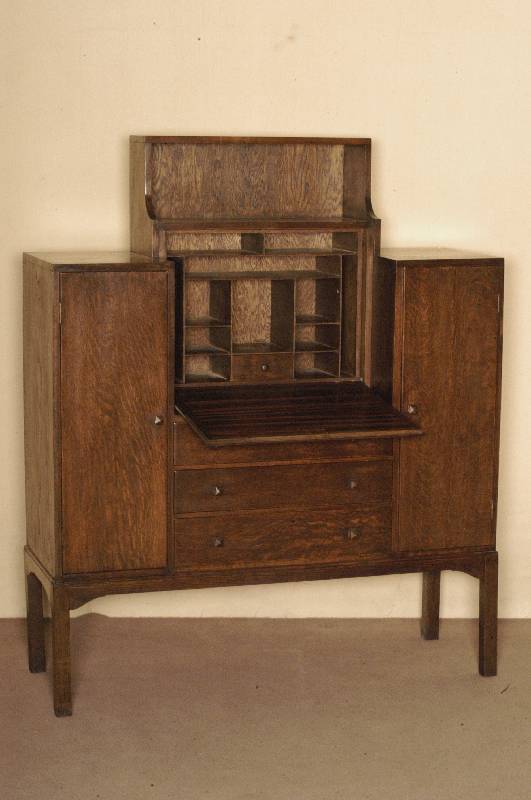 Sideboard mit Schreibfach, England, um 1920, ArtDeco, Eiche massiv, Eichefurnier, Schreibklappe innen mit Makasarfurnier, Innenleben mit 1 ...