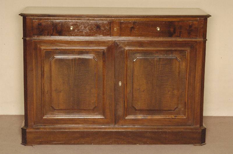 Halbschrank, deutsch/wohl Pfalz, um 1900, Korpus Weichholz, Nußbaumfurnier, abgeschrÄgte Ecken, kassettierte FÜllungen, unter der Platte 2 ...
