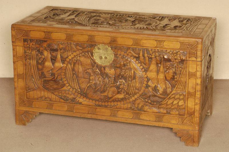 Truhe, wohl Indonesien, um 1920/30, Teakholz massiv, FÜße treppenfÖrmig aufgebaut, geschnitzt mit BlÄttermotiv, Front reichlich geschnitzt, ...