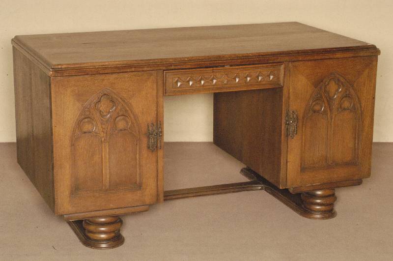 Schreibtisch, deutsch, um 1910, gothischer Stil, Korpus Weichholz, Eiche massiv, z.T. Eichefurnier, 2-tÜrig, FÜllungen in Kirchenfensterform, in ...