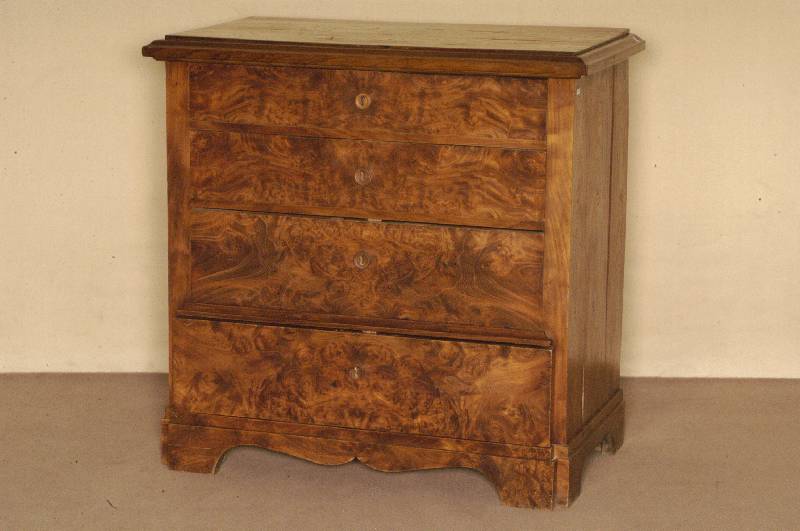 Kommode, deutsch, um 1820, Biedermeier, Korpus Weichholz, RÜster, z.T. massiv, aufgelegt mit ausgesuchtem RÜstersÄgefurnier, 4-schÜbig, ...