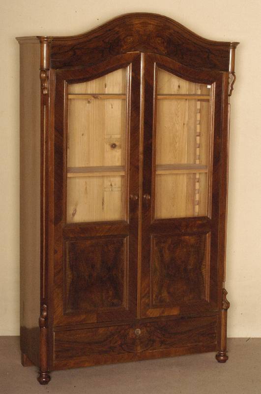 BÜcherschrank, deutsch, um 1870, Louis -Philippe, Korpus Weichholz, Nußbaumfurnier, mit Schublade, 2 TÜren verglast, abgeschrÄgte Ecken, in ...