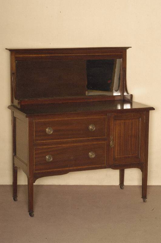 Frisierkommode mit Spiegelaufsatz, England, um 1900, Korpus Weichholz, Mahagonifurnier, konische Beine auf Rollen, mit abnehmbarem Spiegeloberteil, ...