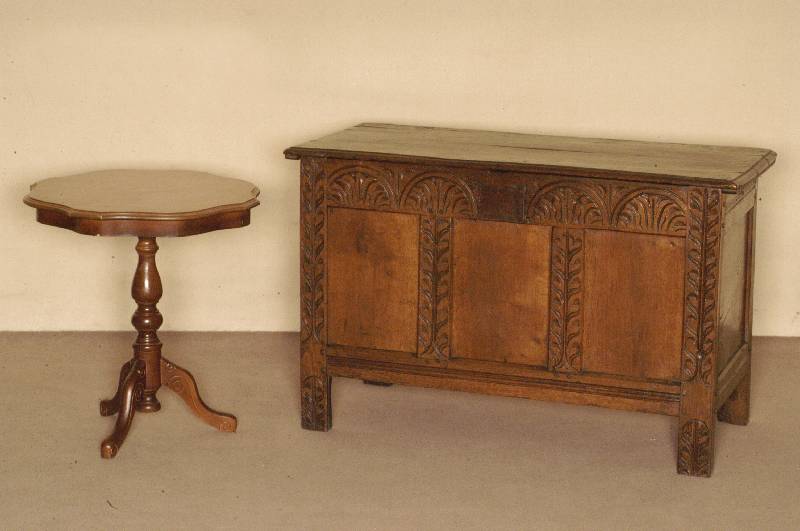 Beistelltisch, Italien, um 1960, Korpus Weichholz, Nußbaumfurnier, balusterfÖrmiger Fuß, 3-fach ausladend, Platte mit floralen Intarsien, ...