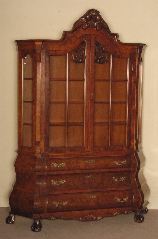 Barockstilvitrine, Holland, um 1960, Korpus Weichholz, Wurzelnußfurnier, doppelt gebauchtes Unterteil auf TatzenfÜßen, BronzebeschlÄge, ...