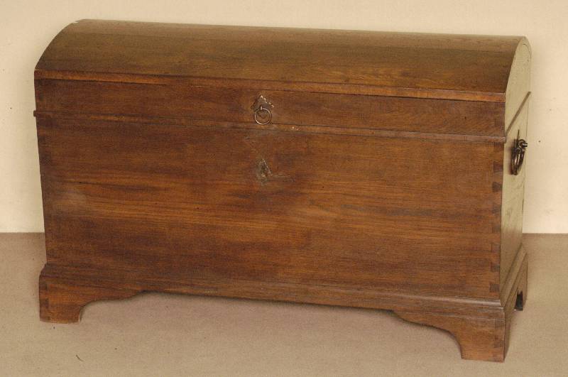 Buckeltruhe, deutsch, um 1880, Eiche massiv, seitlich mit Messinggriffen, Innenleben mit Kammfach, original Schloß und alter SchlÜssel, ...