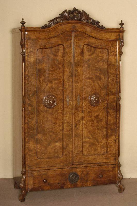 Schrank, deutsch, um 1860, Louis-Philippe, Korpus Weichholz, Nußbaumfurnier, z.T. Wurzelnußfurnier, 1-schÜbig, 2 TÜren, FÜllungen mit ...